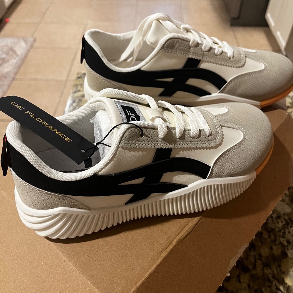 De Florance Sneakers - Sz 8-9 - NWT